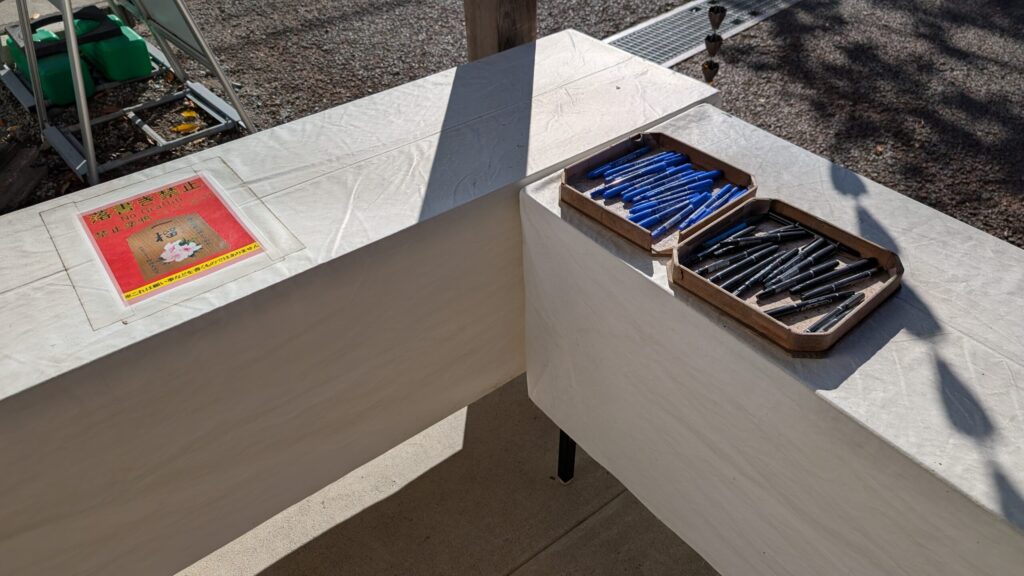 榴岡天満宮の絵馬記入用の机