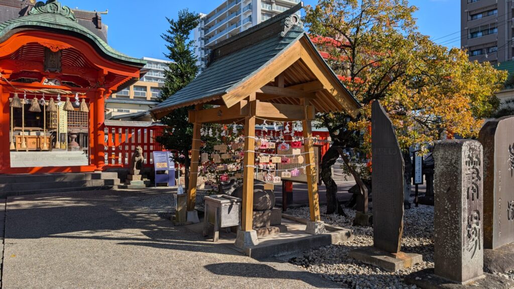 絵馬を吊るす様子