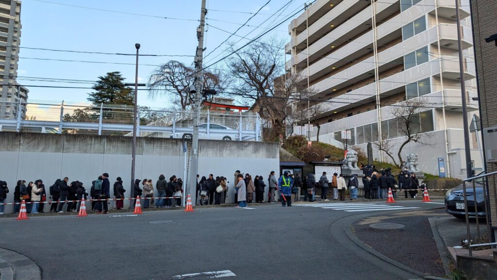 榴岡天満宮の初詣で長蛇の列ができる様子