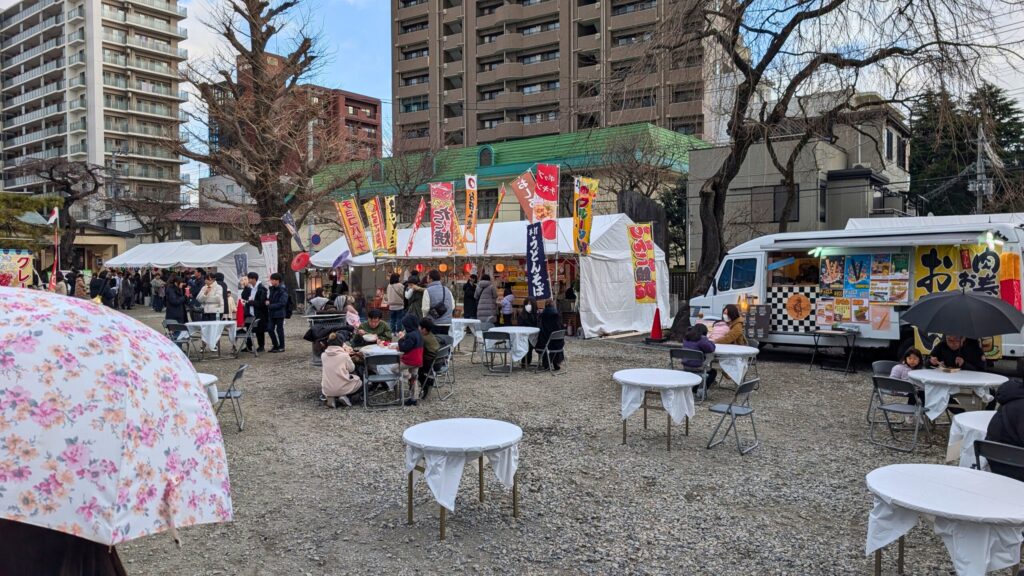榴岡天満宮の境内に出店が並ぶ様子
